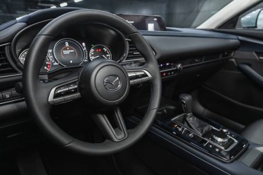 Novosibirsk, Rusya 14 Ocak 2021: Mazda CX30, Auto Interior: Logo, hız göstergesi ve taktik ölçeri olan direksiyon