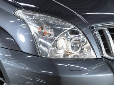 Novosibirsk, Rusya 14 Ocak 2021: Toyota Land Cruiser Prado, Detaylı ışık, yeni otomobilin üzerine yakın çekim. Dış detay  