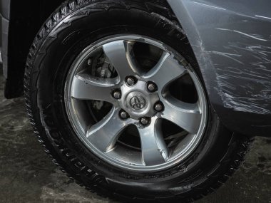 Novosibirsk, Rusya 14 Ocak 2021: Toyota Land Cruiser Prado, Alaşımlı tekerlek ve yakın çekimde yeni lastik. Tekerlek ayarlama diski