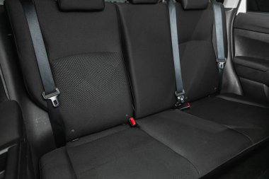 Novosibirsk, Rusya 14 Ocak 2021: Mitsubishi ASX, rahat araba içeride. Arabanın içi temiz: siyah arka koltuklar, başlıklar ve kemer. 