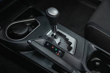 Novosibirsk, Rusya 14 Ocak 2021: Toyota RAV-4, araç temizliği. Otomatik iletim kolu vardiyası. 