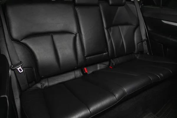 ロシア ノヴォシビルスク2021年1月14日 スバルアウトバック コンフォートカー内 クリーンカー内装 ブラックバックシート ヘッドレスト ベルト — ストック写真