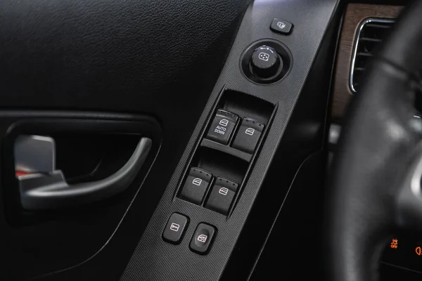 2021年1月14日 俄罗斯Novosibirsk Ssangyong Actyon 一款新车门控面板的特写 扶手休息与窗口控制面板 门锁按钮 和镜像控制 — 图库照片
