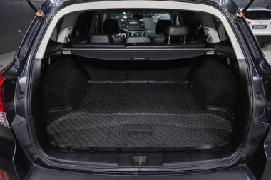 Novosibirsk, Rusya 14 Ocak 2021: Subaru Outback, bagaja yakın çekim, far, tampon, ön görüş. Modern bir arabanın dışı. 