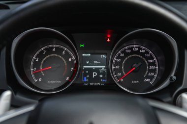 Novosibirsk, Rusya 14 Ocak 2021: Mitsubishi ASX, yeni iç mekan ayrıntıları. Hız göstergesi, takometre ve direksiyon. 