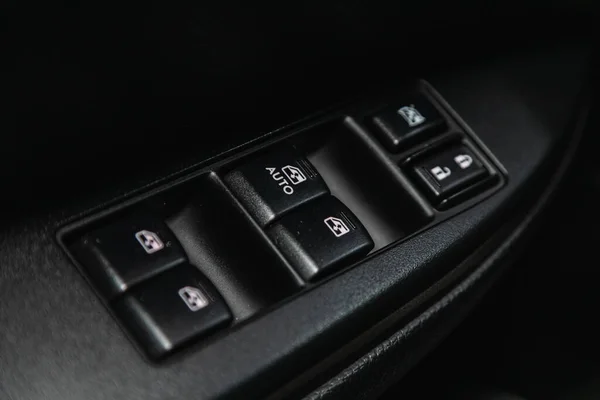 ロシア ノヴォシビルスク2021年1月14日 新型車のドアコントロールパネルの閉鎖 窓コントロールパネル ドアロックボタン ミラーコントロールで腕を休める — ストック写真