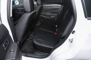 Novosibirsk, Rusya 14 Ocak 2021: Mitsubishi ASX, rahat araba içeride. Arabanın içi temiz: siyah arka koltuklar, başlıklar ve kemer. 