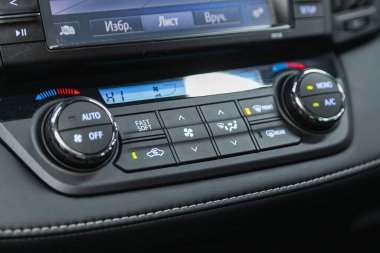 Novosibirsk, Rusya 14 Ocak 2021: Toyota RAV-4, bir arabanın içindeki havalandırma düğmeli siyah detay. 