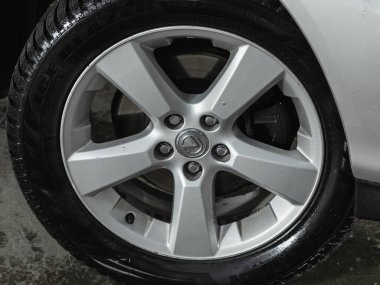 Novosibirsk, Rusya 14 Ocak 2021: Lexus RX, alaşım tekerleğine yakın çekim. Novosibirsk 'te park halindeki modern bir arabanın fotoğrafı.