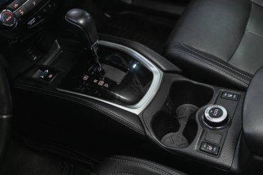 Novosibirsk, Rusya 14 Ocak 2021: Nissan Qashqai, Araç Temizleme. Otomatik iletim kolu vardiyası. 