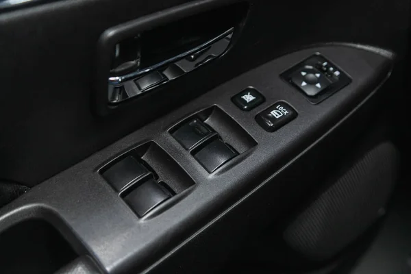 2021年1月14日 俄罗斯Novosibirsk 三菱Asx 一款新车门控面板的特写 扶手休息与窗口控制面板 门锁按钮 和镜像控制 — 图库照片