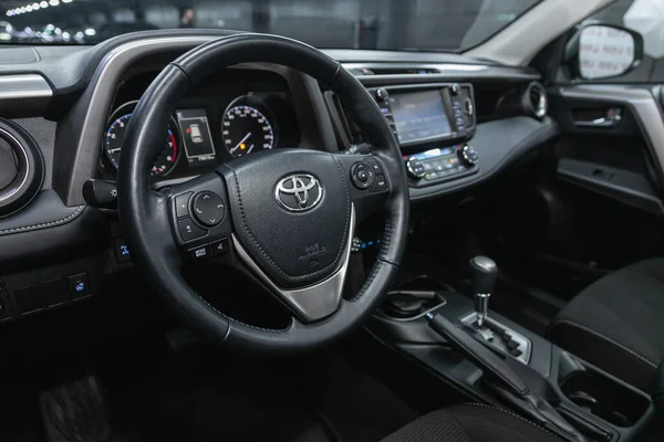 Novosibirsk Rusya Ocak 2021 Toyota Rav Auto Interior Logo Düğmeli — Stok fotoğraf