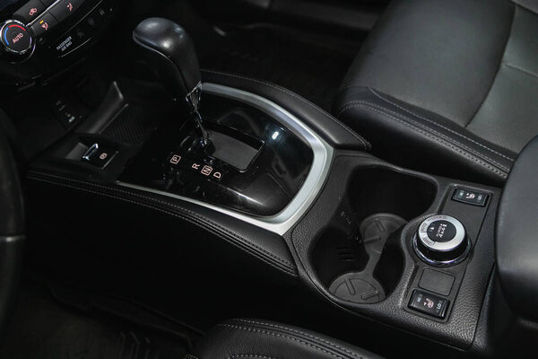 Новосибирск, Россия 14 января 2021: Nissan Qashqai, Детализация автомобилей. Автоматический сдвиг рычагов передачи. 