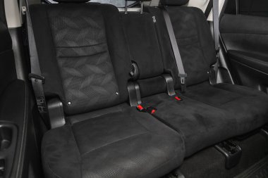 Novosibirsk, Rusya 14 Ocak 2021: Nissan X-Patikası, iç tasarım, araç yolcuları ve emniyet kemerli sürücü koltukları. 