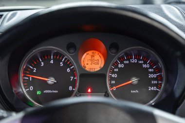 Novosibirsk, Rusya 14 Ocak 2021: Nissan X-Trail, beyaz arka ışıklandırmalı araç göstergesi: kilometre sayacı, hız göstergesi, takometre, yakıt seviyesi, su sıcaklığı ve daha fazlası 