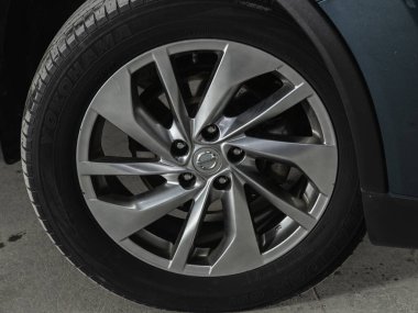 Novosibirsk, Rusya 14 Ocak 2021: Nissan X-Trail, alaşımlı tekerlekli araba tekerleği ve yakın çekimde yeni lastik. Tekerlek ayarlama diski