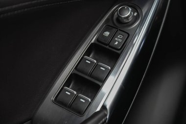 Novosibirsk, Rusya 14 Ocak 2021: Mazda 6, yan kapı düğmeleri: pencere ayarlama düğmeleri, kapı kilidi.  