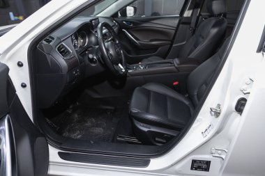 Novosibirsk, Rusya 14 Ocak 2021: Mazda 6, gösterge paneli, oyuncu, direksiyon, gaz kolu, düğmeler, koltuklar.  