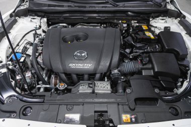 Novosibirsk, Rusya 14 Ocak 2021 Mazda 6, temiz bir motor bloğunun kapatılması. İçten yanmalı motor 