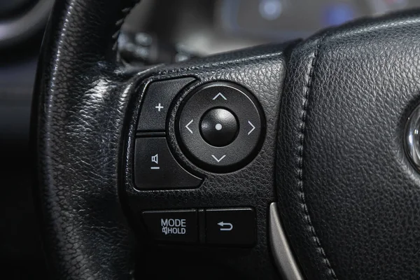 2021年1月14日 俄罗斯Novosibirsk 丰田Rav 带有多功能按钮的黑色方向盘 用于快速控制电话 音乐和其他功能 — 图库照片