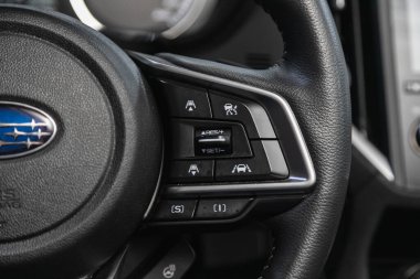Novosibirsk, Rusya 14 Ocak 2021: Subaru Forester, ses kontrol düğmesi olan modern bir arabanın içi 