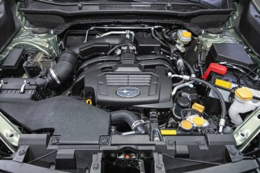 Novosibirsk, Rusya 14 Ocak 2021: Subaru Forester, içten yanmalı motor, araba parçaları, ayrıştırma