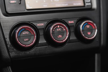 Novosibirsk, Rusya 14 Ocak 2021: Subaru XV, arabanın içinde klima düğmesi olan araç panelini kapatın 