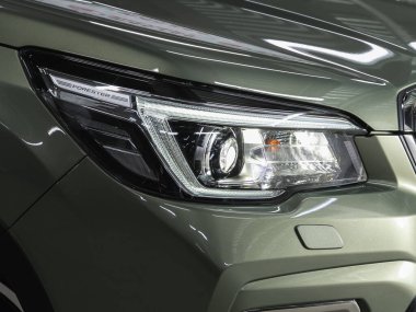 Novosibirsk, Rusya 14 Ocak 2021: Subaru Forester, yeni arabanın ayrıntılı ışığı. Yeşil araba farları 
