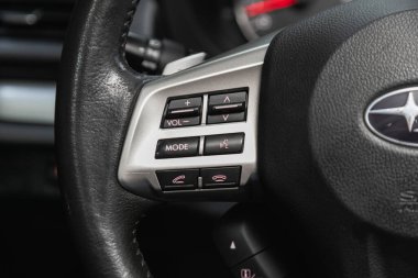 Novosibirsk, Rusya 14 Ocak 2021: Subaru XV, ses kontrol düğmesi olan modern bir arabanın içi 