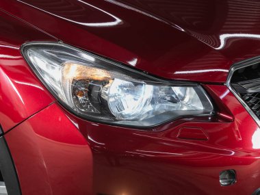 Novosibirsk, Rusya 14 Ocak 2021: Subaru XV, yeni arabanın ayrıntılı ışığı. Kırmızı araba farları. 