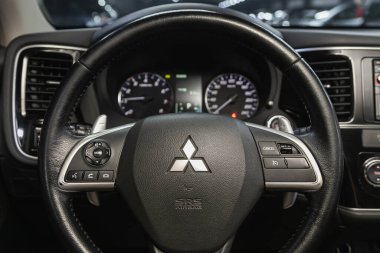 Novosibirsk, Rusya 14 Ocak 2021: Mitsubishi Outlander, kokpit iç kabin detayları, hız göstergesi ve taktik ölçer. Siyah deri iç döşeme 