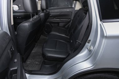 Novosibirsk, Rusya 14 Ocak 2021: Mitsubishi Outlander, Temiz Araç İçi. Sedandaki siyah arka koltuklar.. 