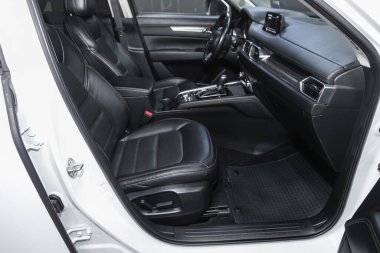 Novosibirsk, Rusya 14 Ocak 2021: Mazda CX-5, yeni stil bir araba, direksiyon, hız göstergesi, takometre ve diğer ayarlama düğmeleri olan gösterge paneli 