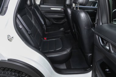 Novosibirsk, Rusya 14 Ocak 2021 Mazda CX-5, temiz araç içi. Sedandaki siyah arka koltuklar.. 