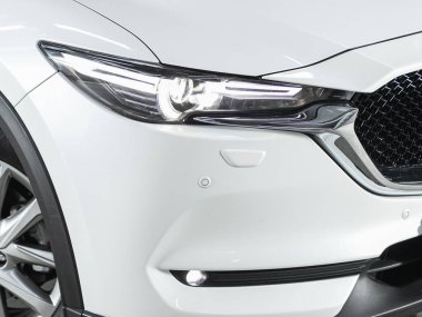 Novosibirsk, Rusya 14 Ocak 2021: Mazda CX-5, yeni aracın ayrıntılı ışığı. Beyaz araba farları 