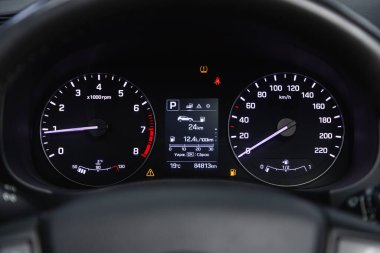 Novosibirsk, Rusya 3 Şubat 2021: Hyundai Creta, araba gösterge panelinde imza ve sembol. Araba hız göstergesi ve taktik ölçer yakın çekim. Arabanın içi. 