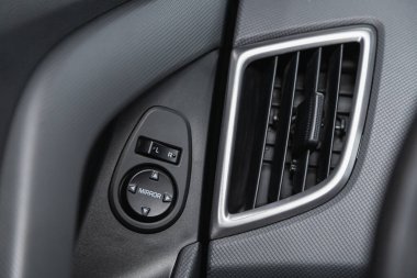 Novosibirsk, Rusya 3 Şubat 2021: Hyundai Creta, araba panelinde siyah ayna düğmeleri var, marka yok 