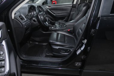 Novosibirsk, Rusya 3 Şubat 2021: Mazda CX-5, direksiyon, vites kolu ve gösterge paneli, iklim kontrolü, hız göstergesi, ekran. Yeni moda bir arabanın salonu.