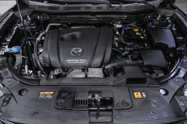 Novosibirsk, Rusya 3 Şubat 2021: Mazda CX-5, temiz bir motor bloğunun kapatılması, İçten yanmalı motor