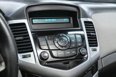 Novosibirsk, Rusya 3 Şubat 2021: Chevrolet Cruze, otomobil içi, araba stereo ses sistemi ön panel 