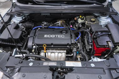 Novosibirsk, Rusya 3 Şubat 2021: Chevrolet Cruze, temiz bir motor bloğunun kapatılması, İçten yanmalı motor