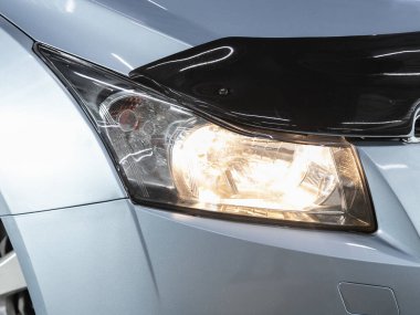 Novosibirsk, Rusya 3 Şubat 2021: Chevrolet Cruze, arabanın ön tarafı. Mavi araba farları 