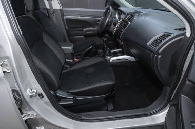 Novosibirsk, Rusya 3 Şubat 2021: Mitsubishi ASX, direksiyon, vites kolu ve gösterge paneli, iklim kontrolü, hız göstergesi, ekran. Yeni moda bir arabanın salonu.