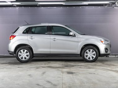 Novosibirsk, Rusya 3 Şubat 2021: Mitsubishi ASX, yan görüş. Novosibirsk 'te bir otoparkta modern bir SUV. 