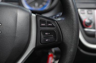 Novosibirsk, Rusya 3 Şubat 2021: Suzuki SX4, hızlı kontrol için çok fonksiyonlu siyah direksiyon, yakın çekim 