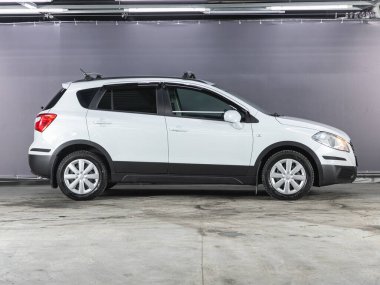 Novosibirsk, Rusya 3 Şubat 2021: beyaz Suzuki SX4, yan görüş. Novosibirsk 'te bir otoparkta modern bir SUV. 