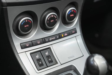 Novosibirsk, Rusya 3 Şubat 2021: Mazda 3, bir arabanın içinde klima ve koltuk ısıtma düğmeleri olan siyah detay 