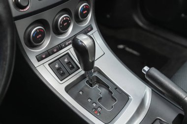 Novosibirsk, Rusya 3 Şubat 2021: Mazda 3, manüel şanzıman şanzımanını kapatın. Hızlandırıcı sapı ve yeni bir arabanın düğmeleri. 