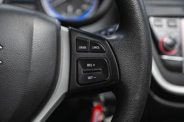 2021年2月3日 俄罗斯Novosibirsk Suzuki Sx4 具有多功能按钮的黑色方向盘 可快速控制 在车上进行特写 — 图库照片