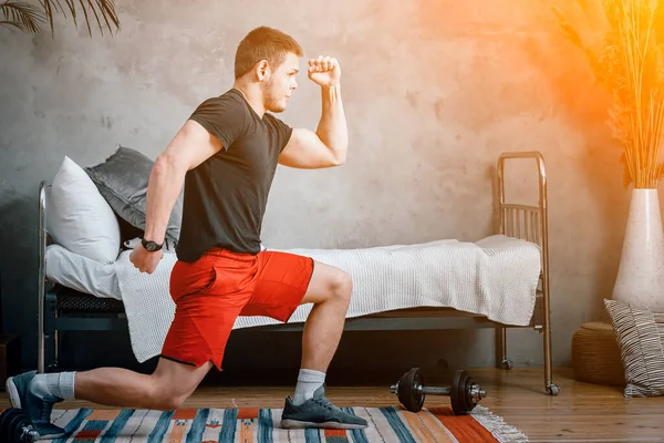 Ung Man Går För Sport Hemma Online Träning Från Laptop — Stockfoto